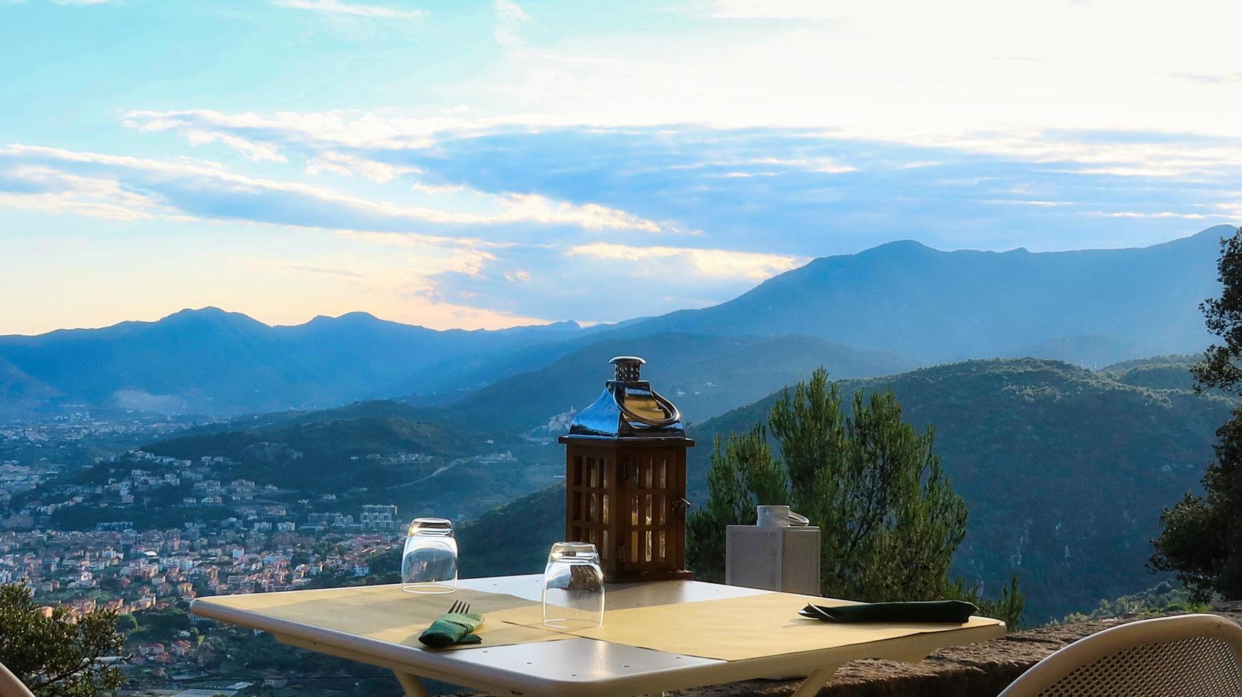 Tische eines Restaurants mit wunderschönem Meerblick in einem westligurischen Restaurant in Borgio Verezzi, im Sommer 2022 foto