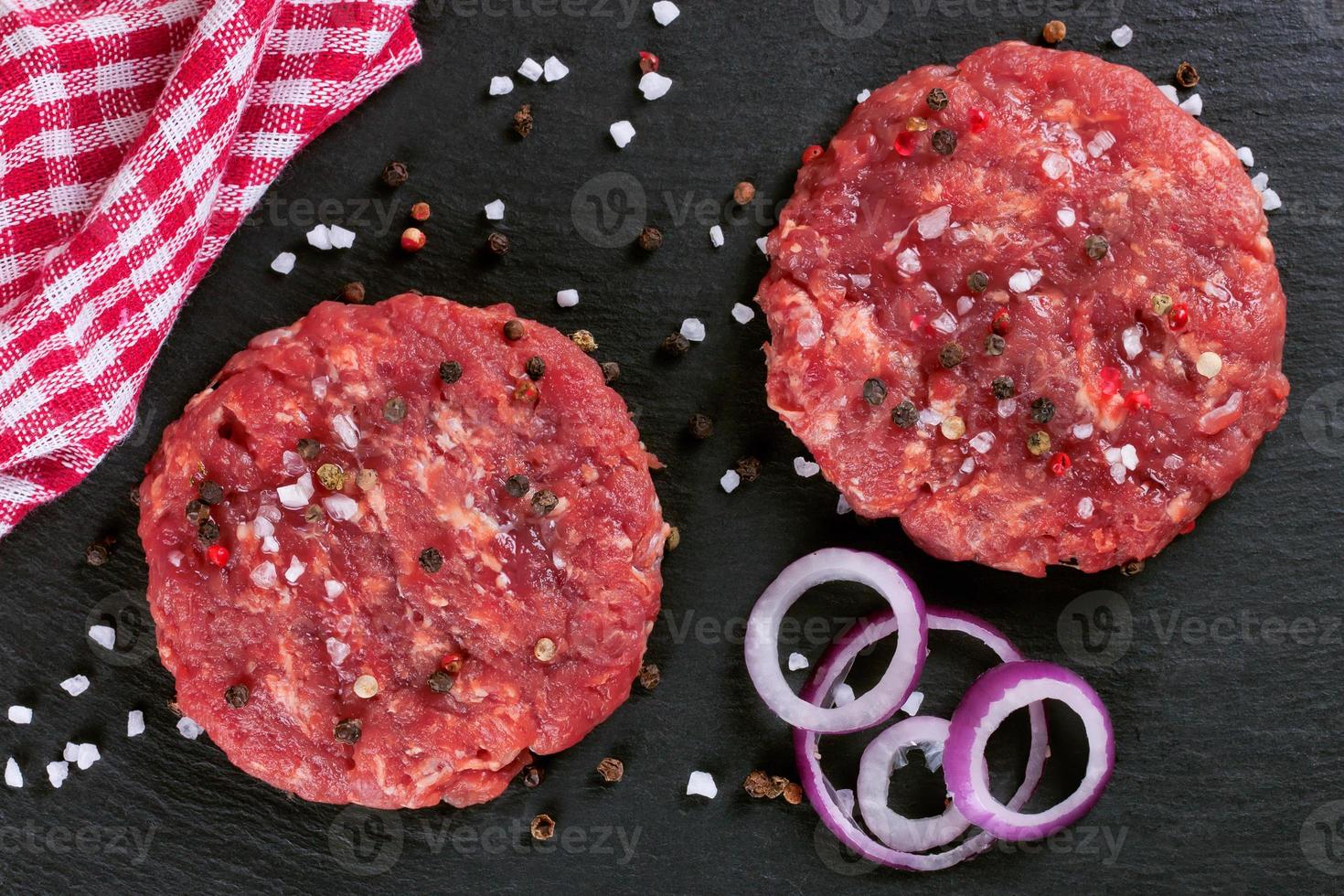 rohes hausgemachtes Rindfleisch-Burger-Schnitzel foto