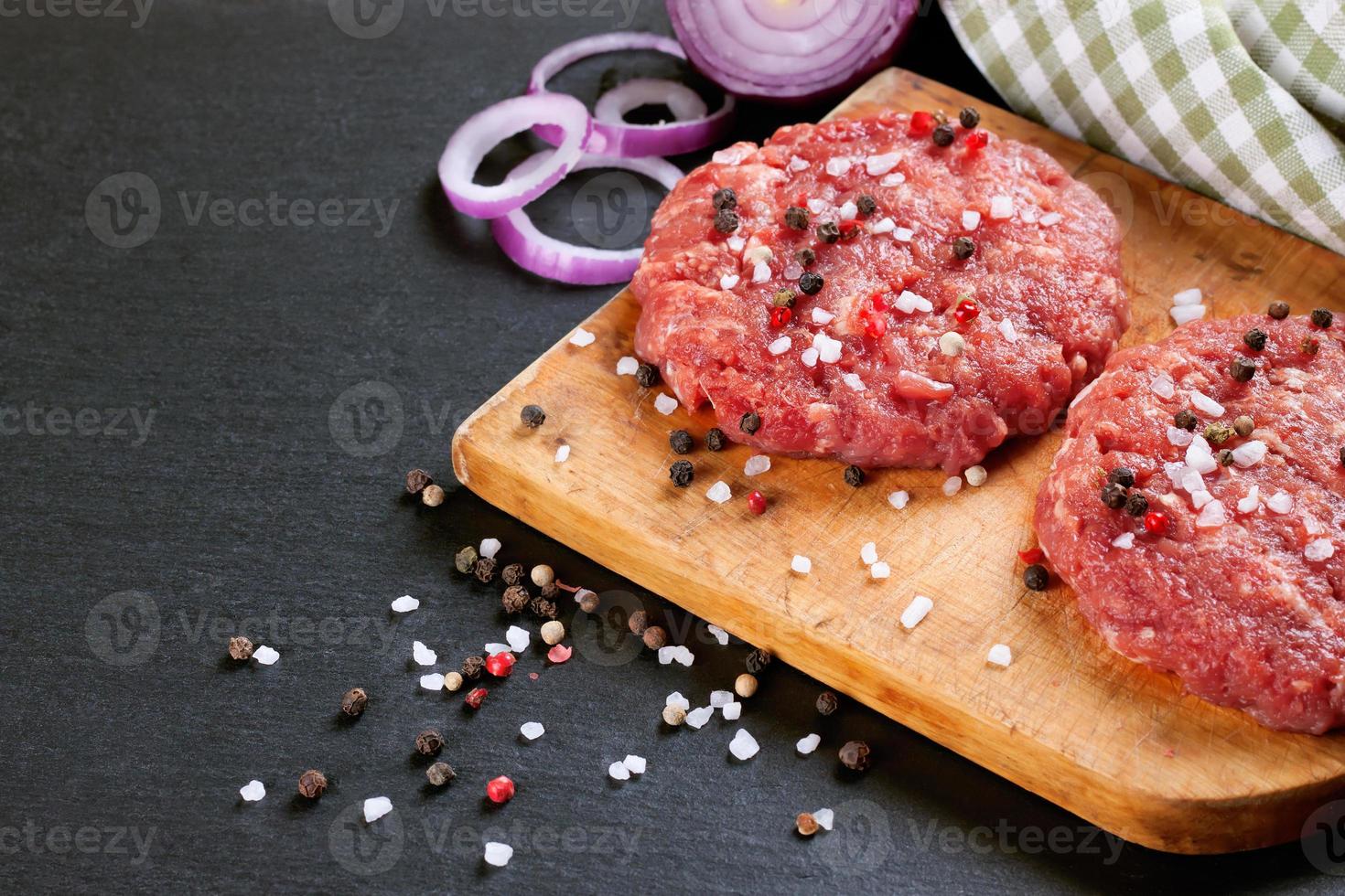 frisches rohes hausgemachtes Rindfleisch-Burger-Schnitzel foto