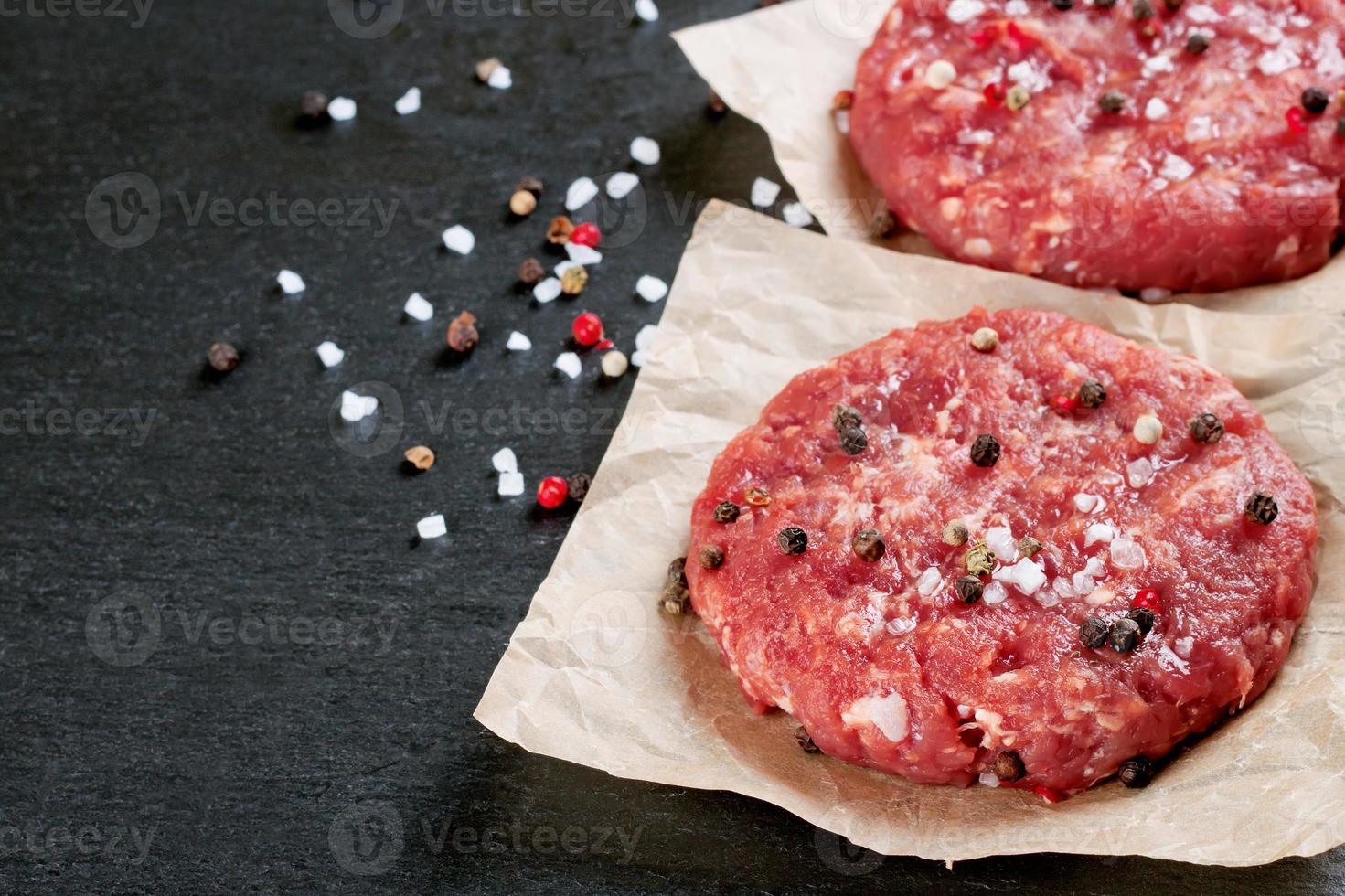 rohes hausgemachtes Rindfleisch-Burger-Schnitzel foto