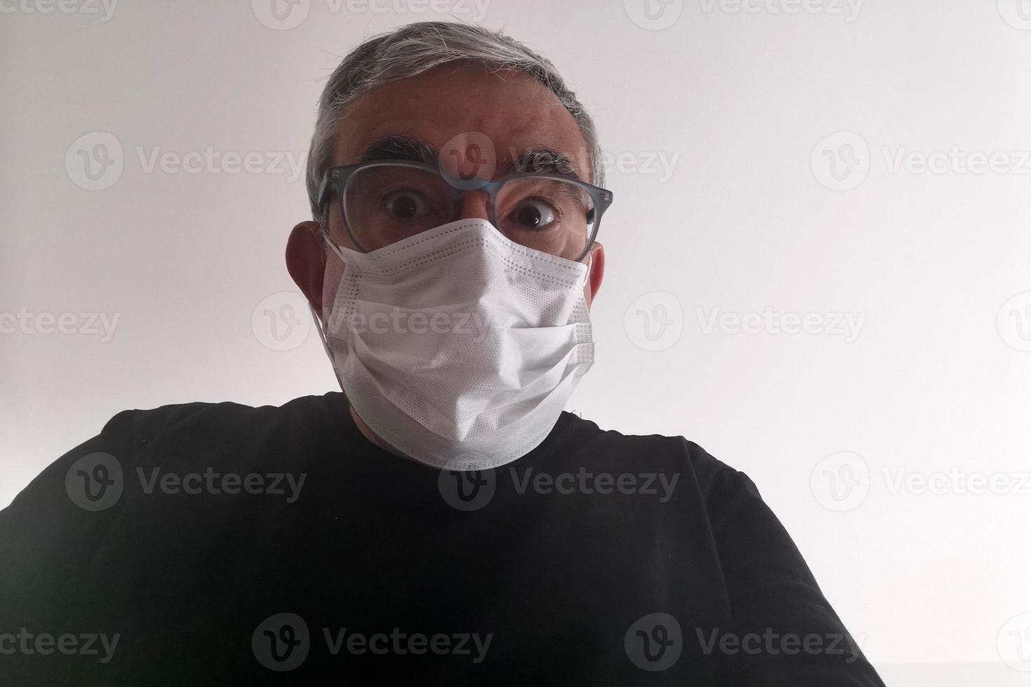 Mann mit Coronavirus-Maske foto