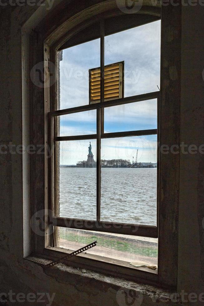 Freiheitsstatue Blick von der verlassenen psychiatrischen Klinik auf Ellis Island foto