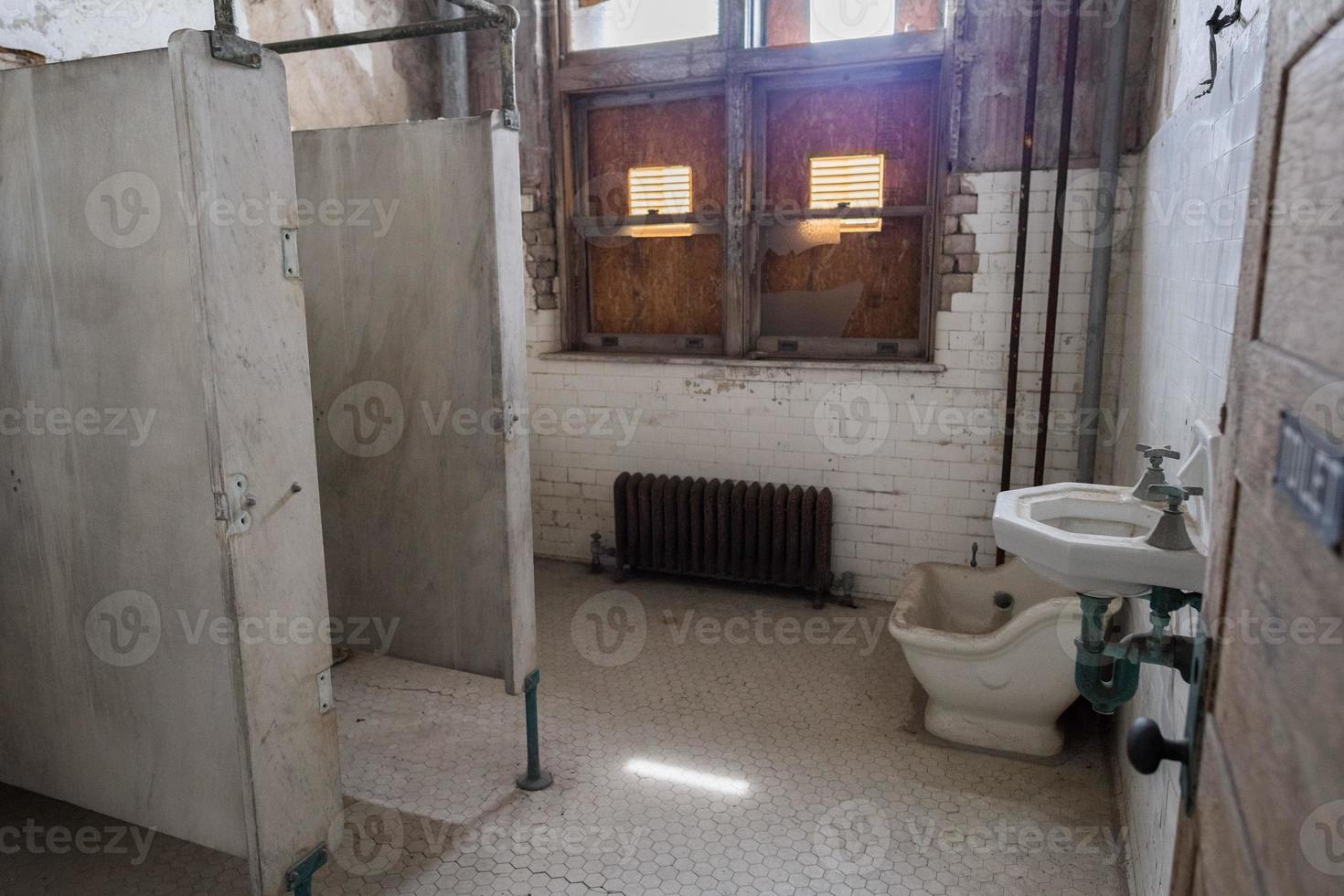 ellis island verlassenes psychiatrisches krankenhaus innenräume badezimmer foto