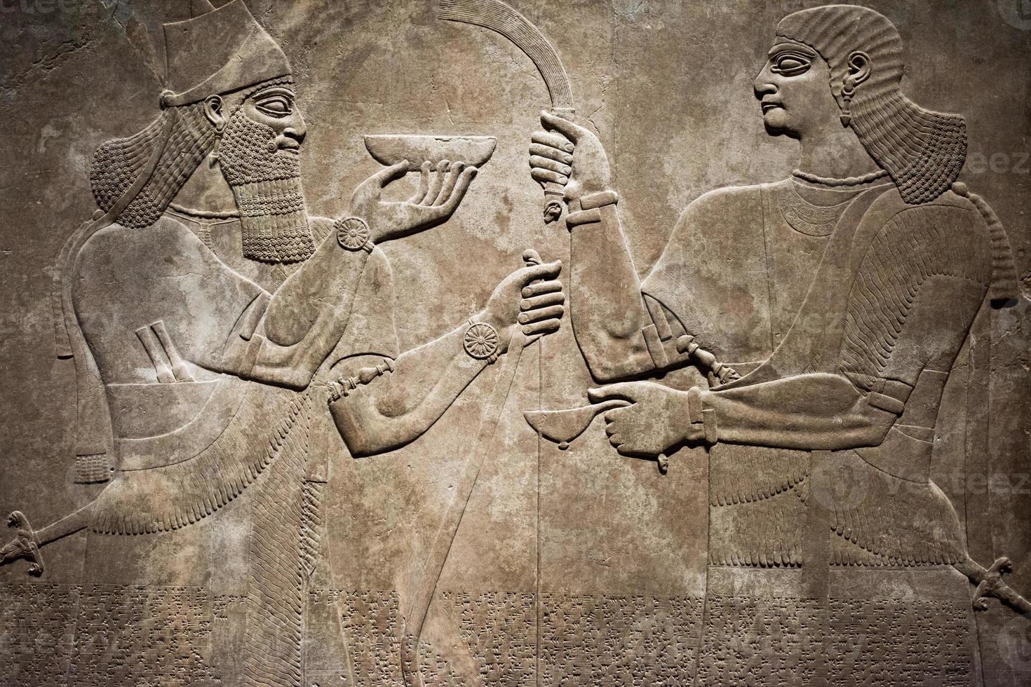 altes babylonisches und assyrisches Flachrelief foto