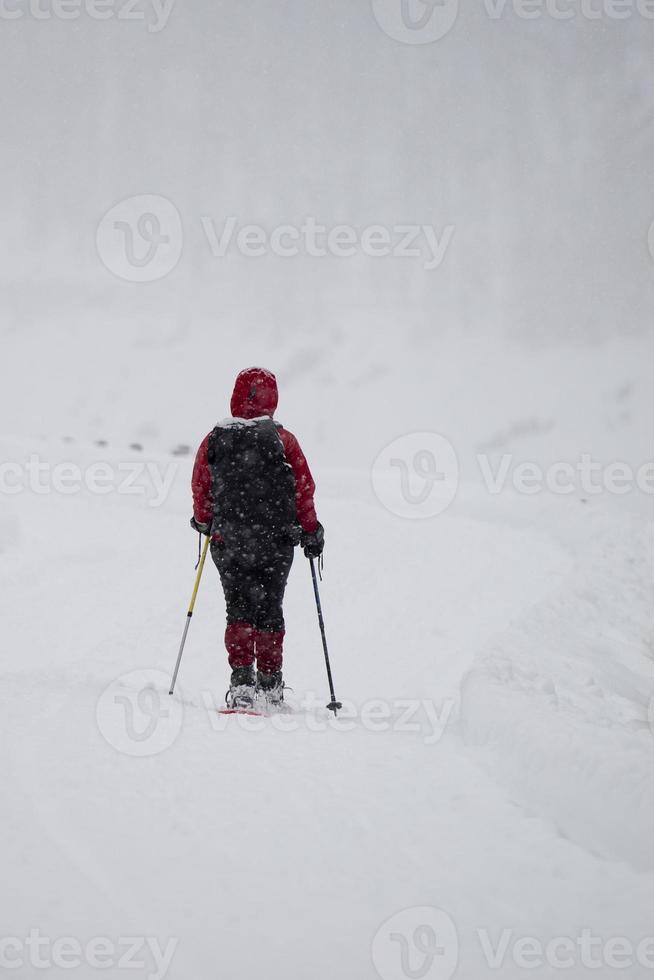 isolierter Schneeschuhwanderer foto