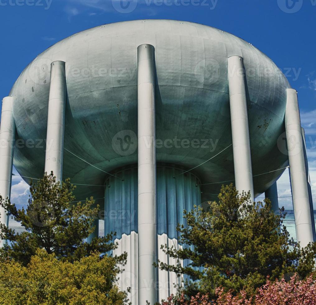 ein Wasserturm im tiefblauen Himmel foto