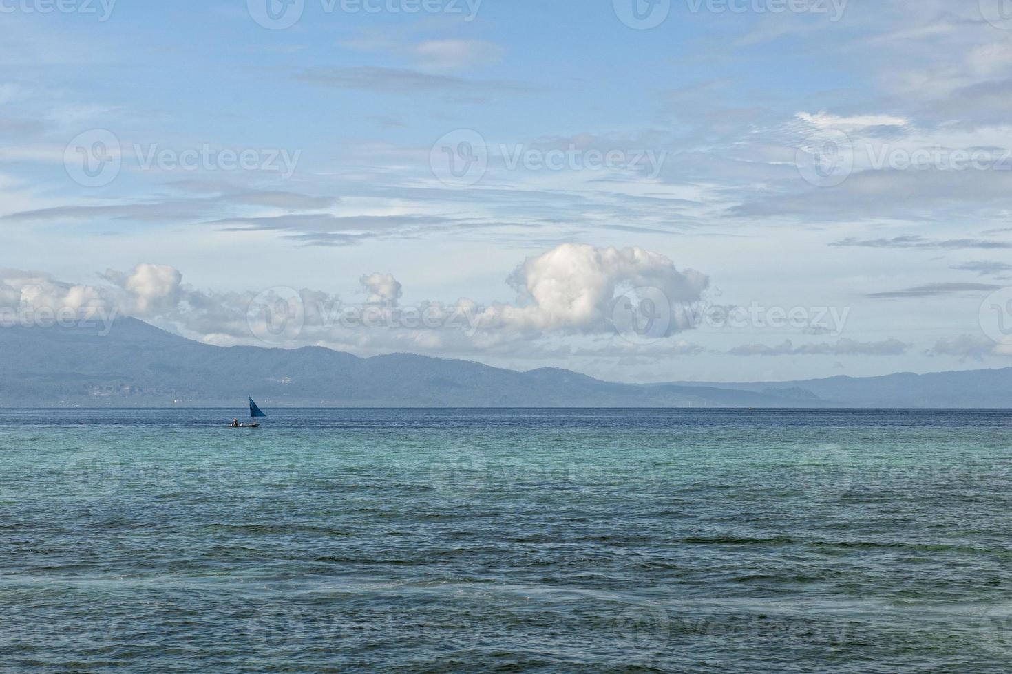 kleines fischerboot in siladen türkis tropische paradiesinsel in indonesien foto