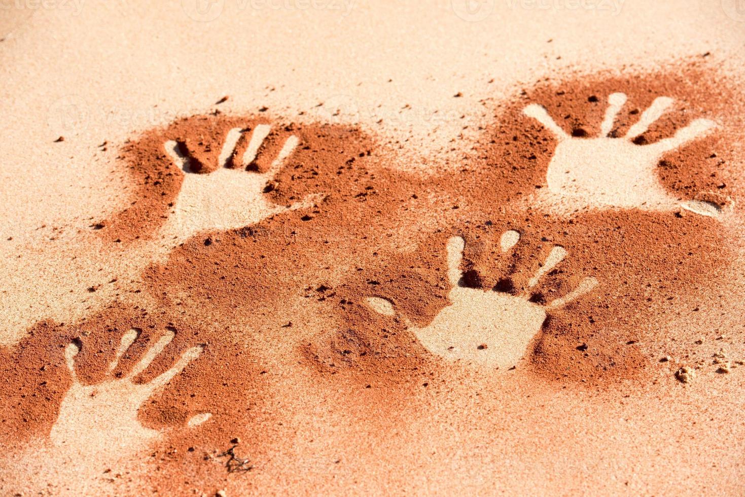 Handform der roten Erde auf Sand wie Kunststil der Aborigines foto