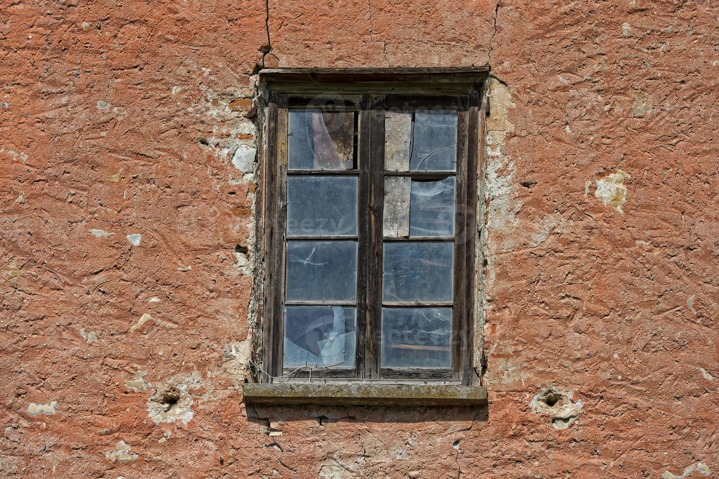 altes verlassenes Heubodenfenster foto