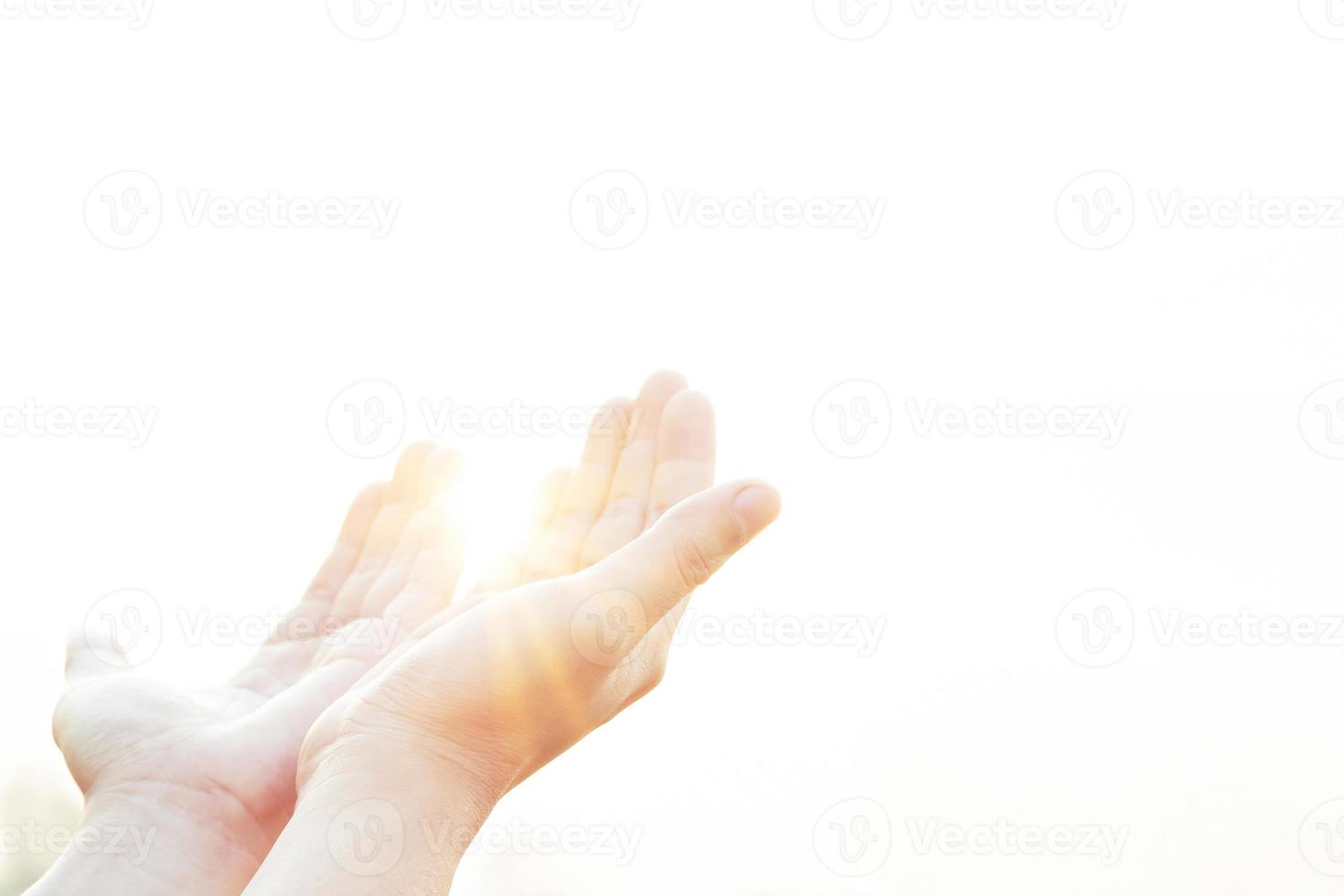 menschliche hand hält kreuz. eucharistische therapie segne gott hilft bereuen katholisch foto