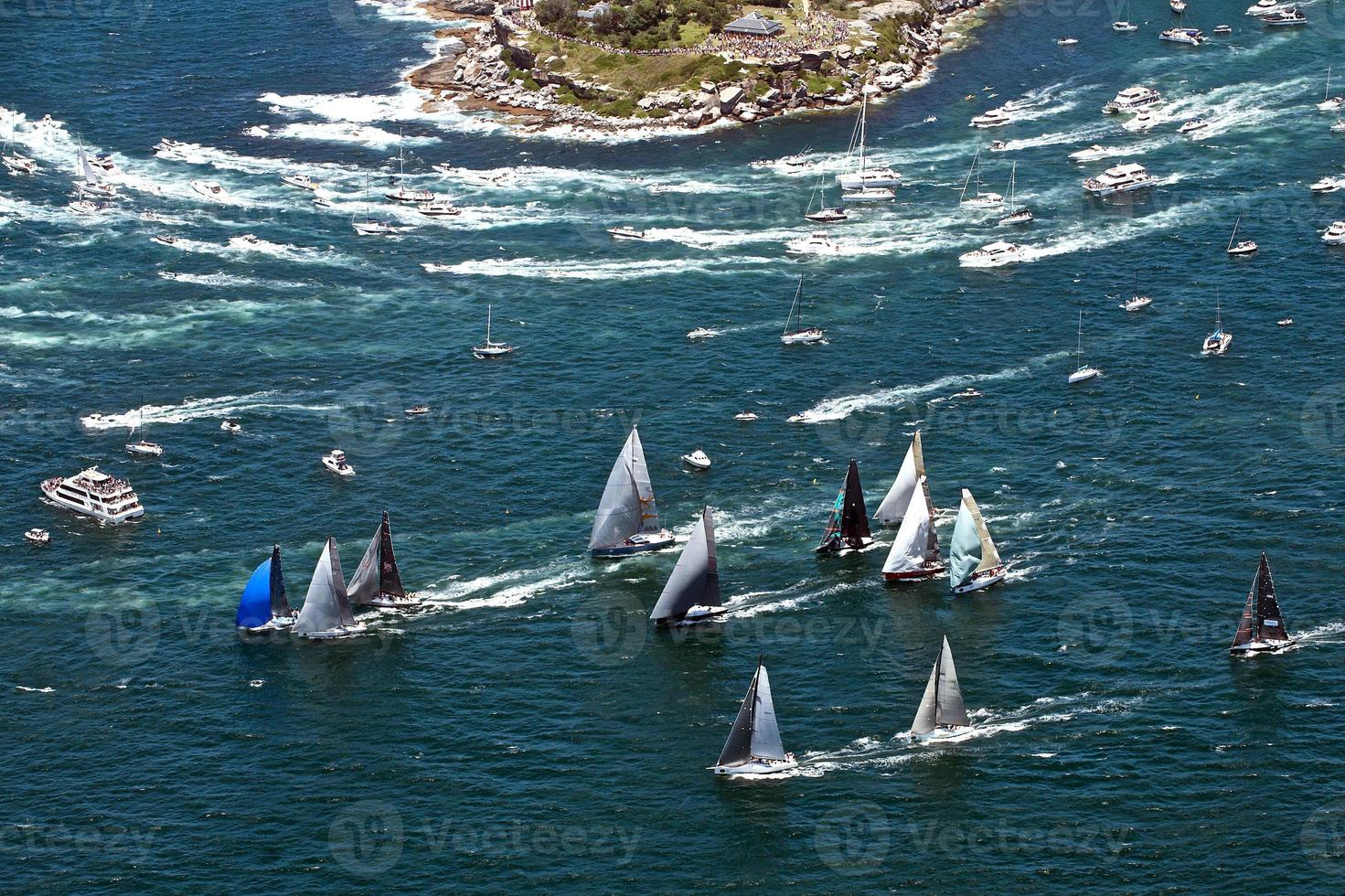 Konkurrenten beim Yachtrennen von Sydney nach Hobart rund um South Head in Sydney auf dem Weg nach Tasmanien foto