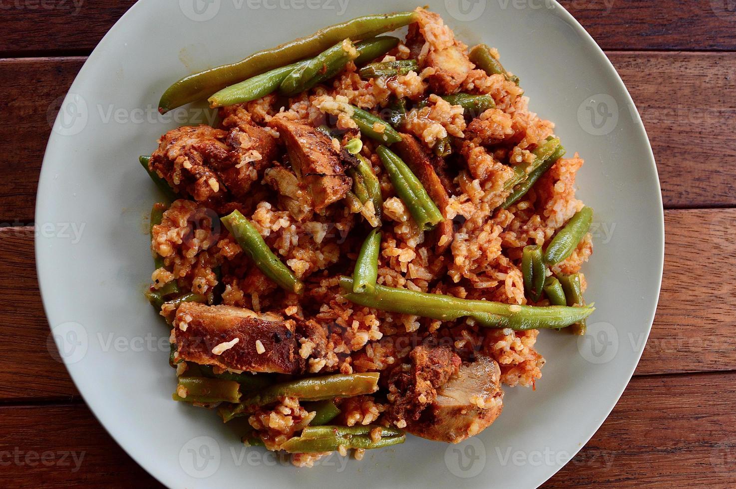 Peri-Peri-Huhn mit grünen Bohnen und Reis foto