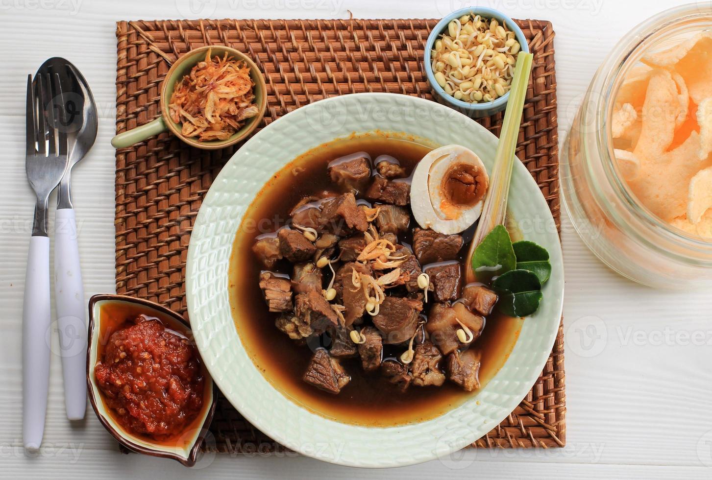 Rohon. traditionelle indonesische schwarze rindfleischsuppe kulinarisch foto