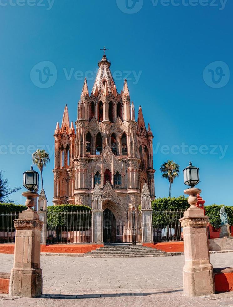 san miguel de allende, wahrzeichen parroquia de san miguel arcangel kathedrale im historischen stadtzentrum foto