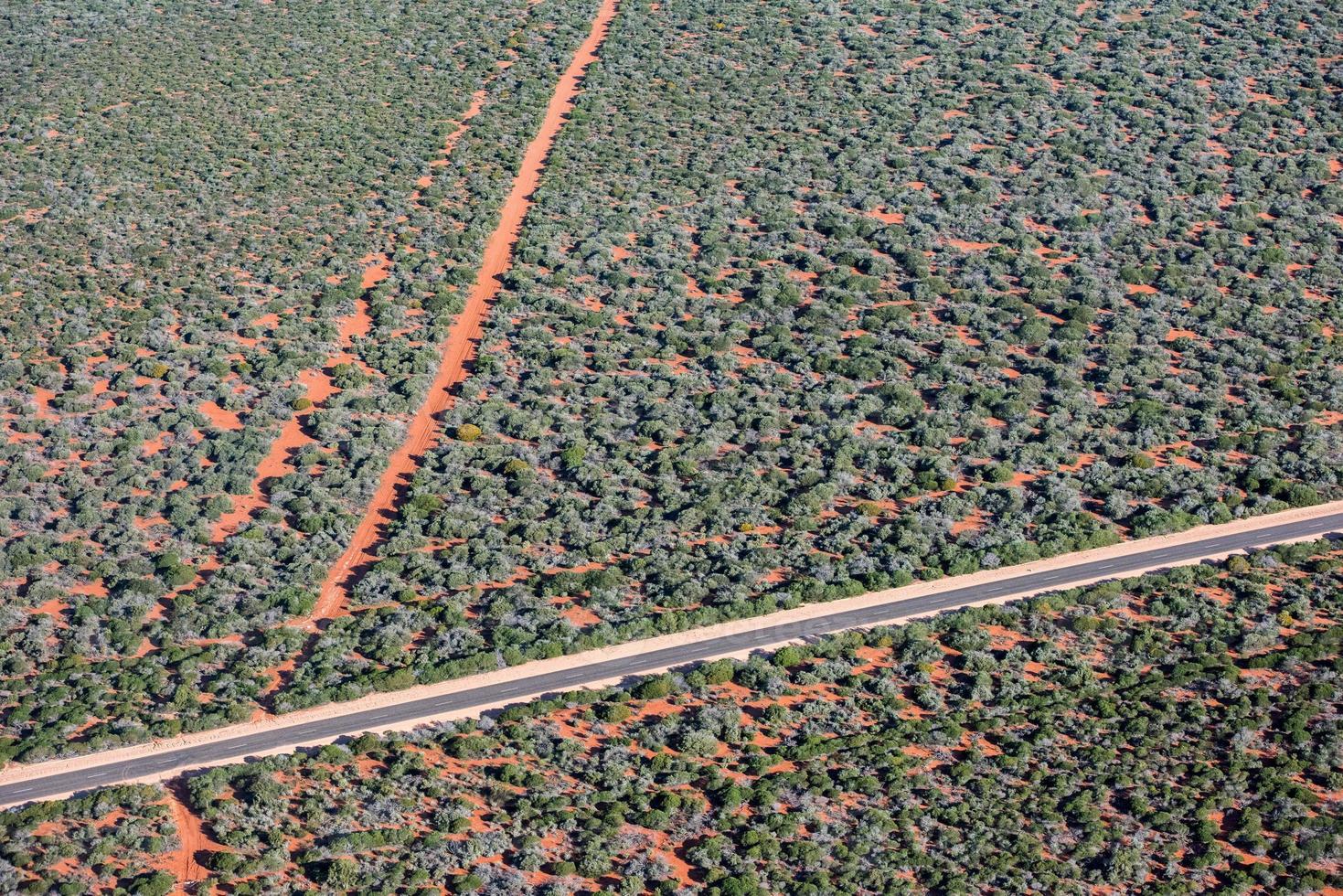 luftaufnahme der endlosen straße der westaustralischen wüste foto