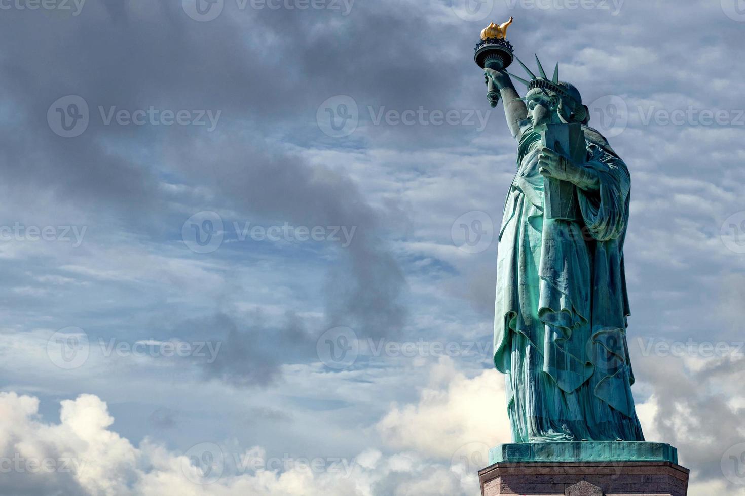 Freiheitsstatue in New York am blauen bewölkten Himmel foto