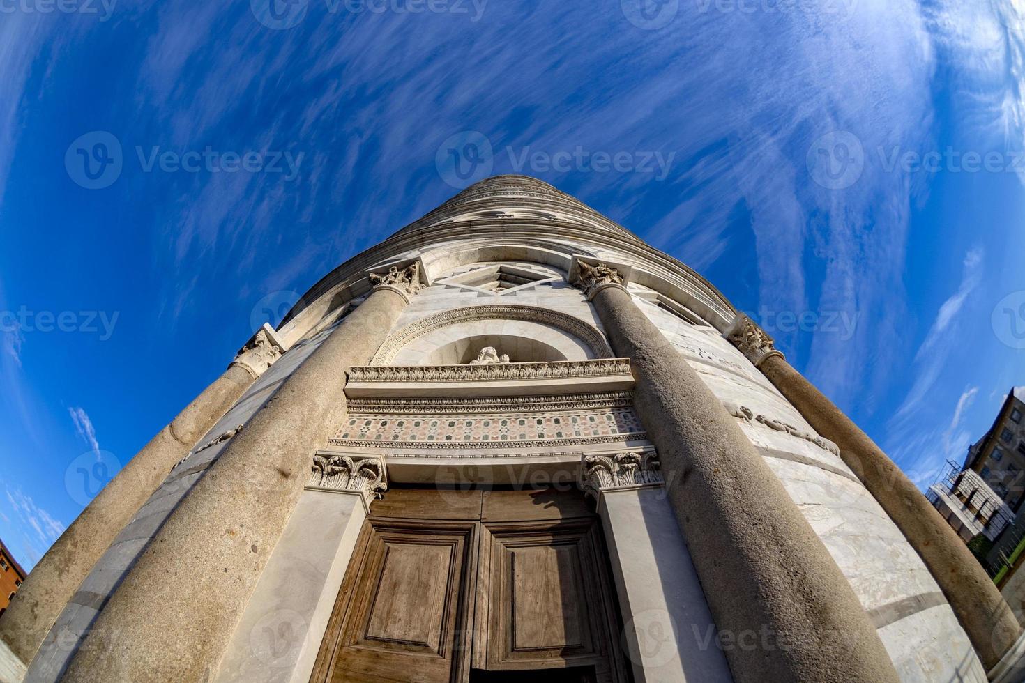 schiefer turm und kuppel von pisa ungewöhnliche ansicht von der basis foto