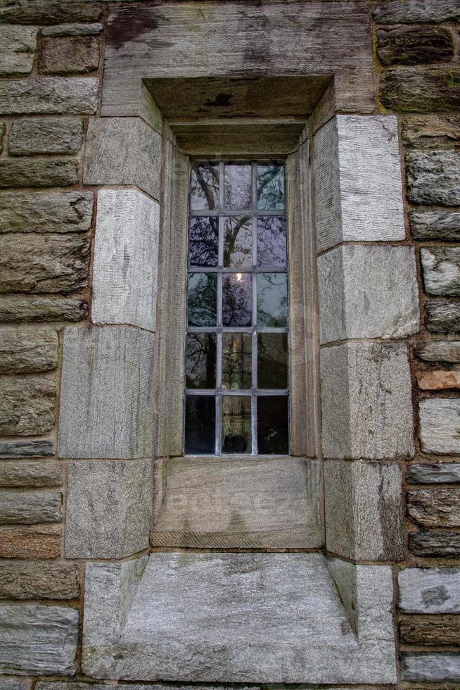 mittelalterliche burg gelbes glastürdetail foto