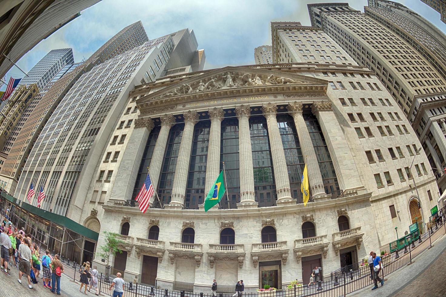 New York - USA - 11. Juni 2015 Wall Street voller Menschen foto