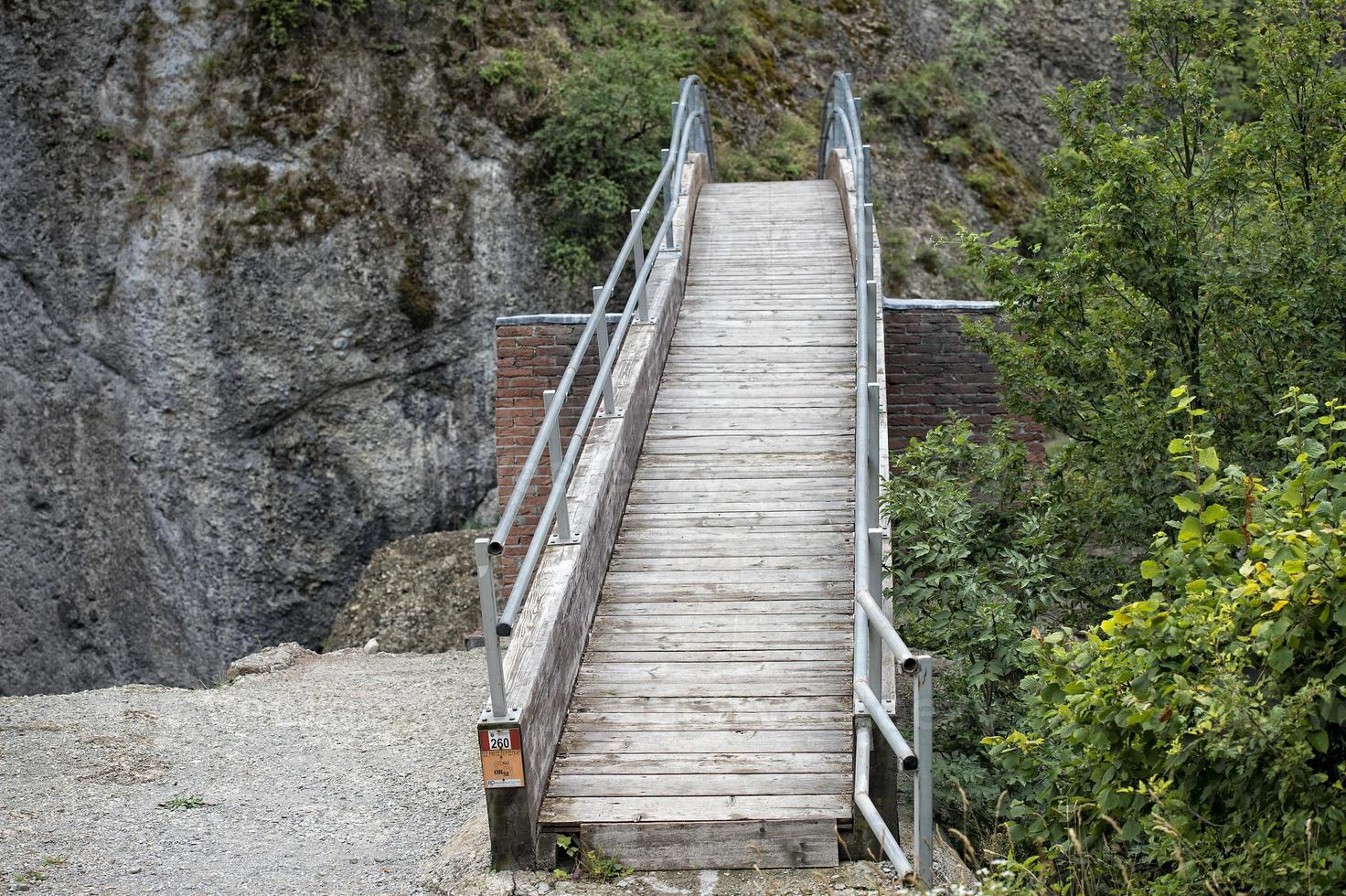 Blick auf die Holzbrücke des Bergbachs foto