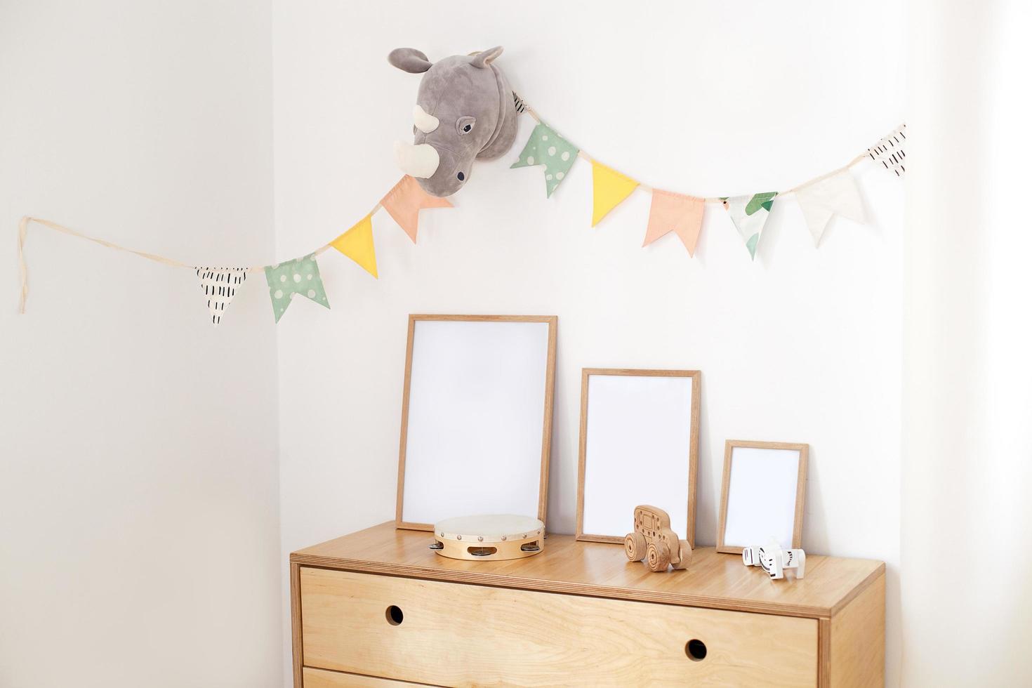 Holz-Öko-Spielzeug im Kinderzimmer foto