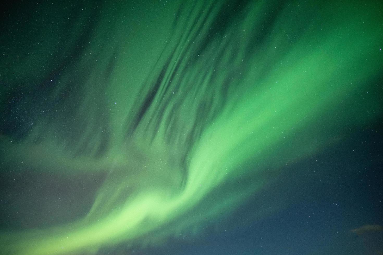 Aurora Borealis tanzt am Nachthimmel foto