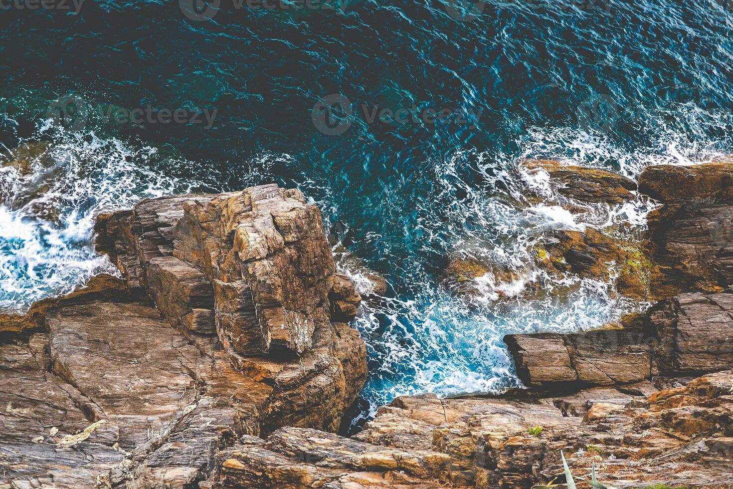 die Felsen im schönen Meer foto