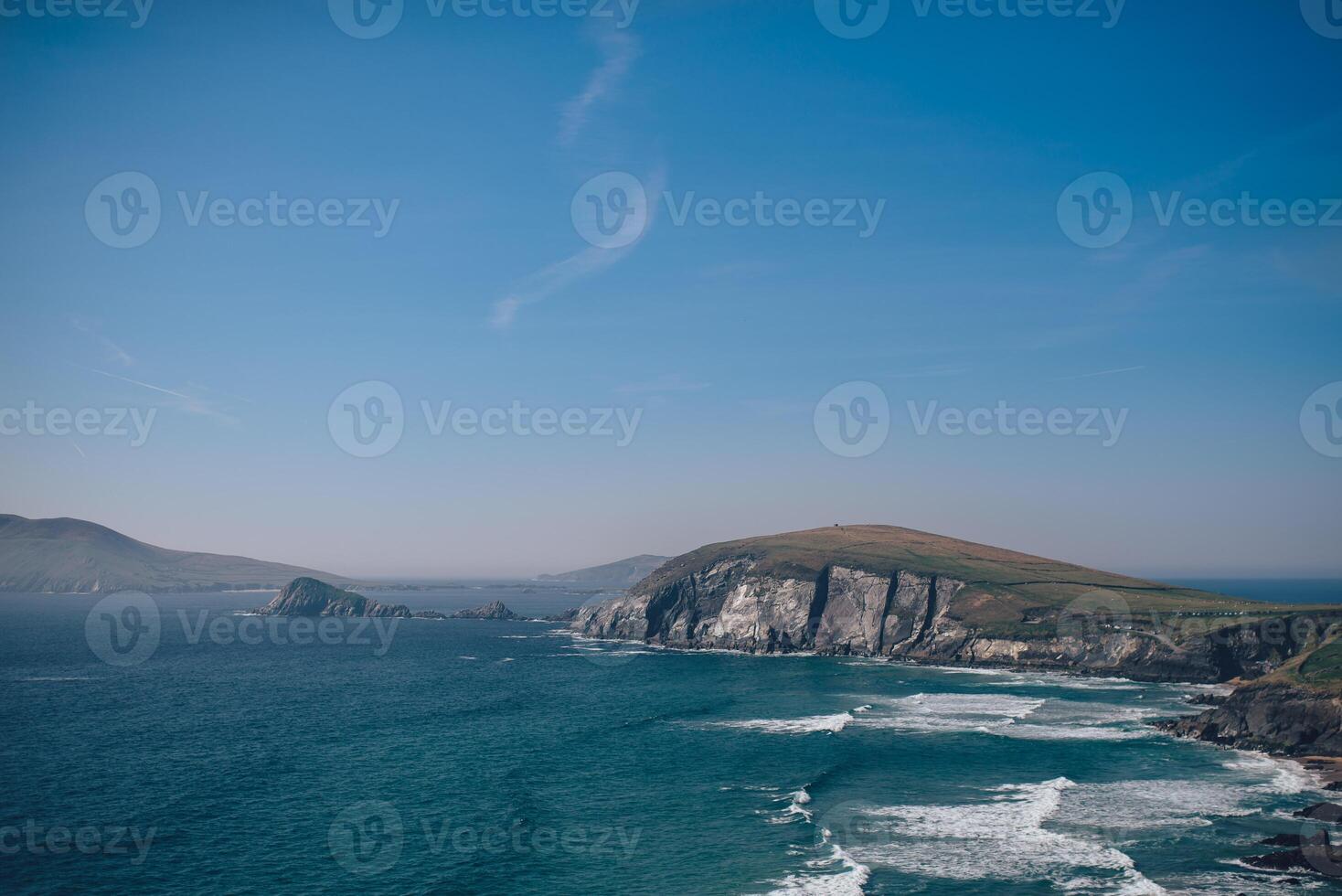 Blick auf die Küste des Meeres foto