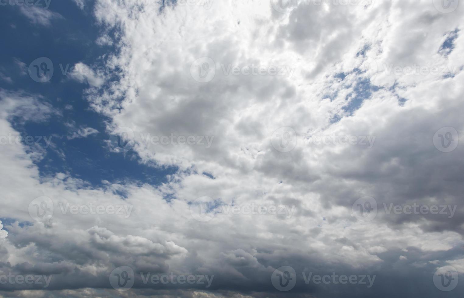 der dunkle Himmel mit zusammenlaufenden schweren Wolken und einem heftigen Sturm vor dem Regen. foto