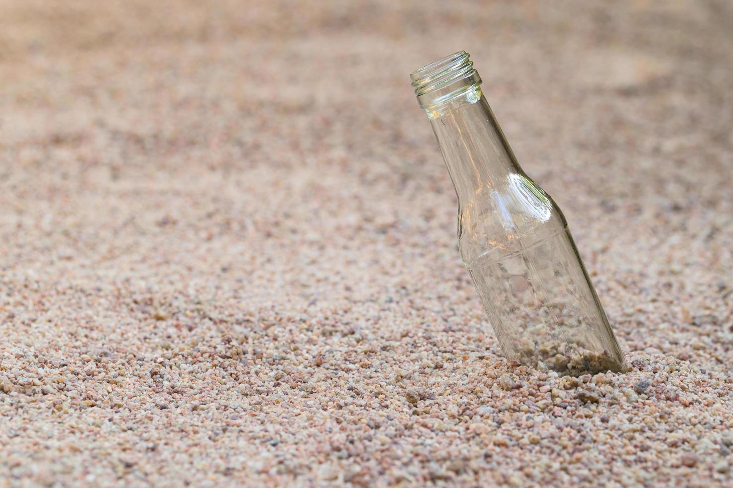 leere Glasflasche am Strand foto