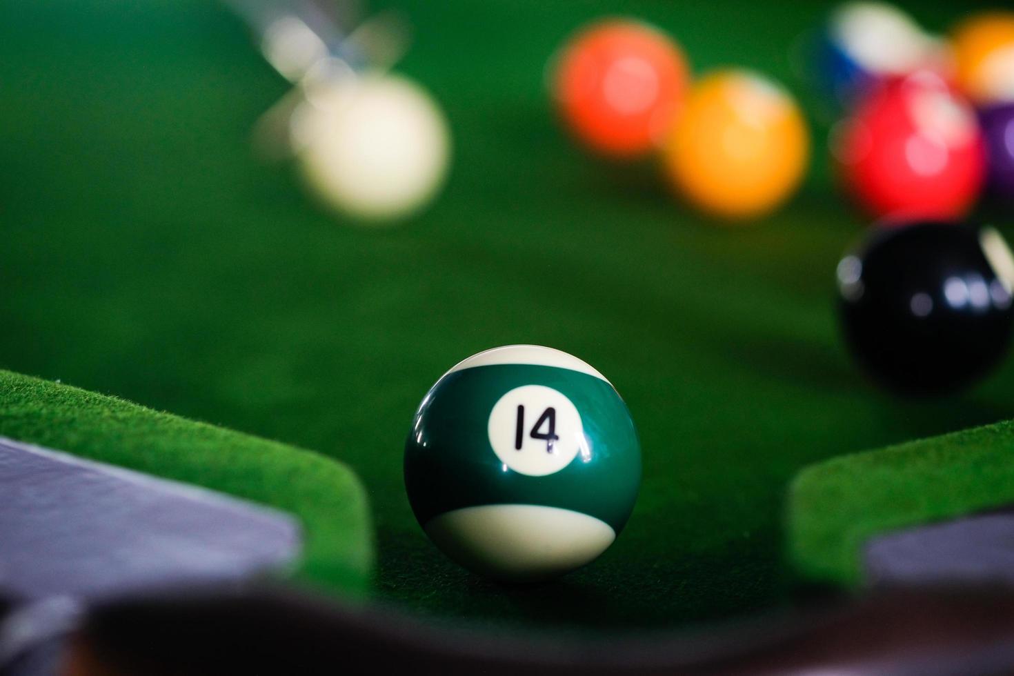 Nahaufnahme des Poolballs auf Billardtisch foto