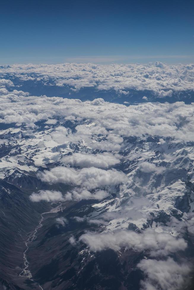 Himalaya-Berge unter Wolken foto