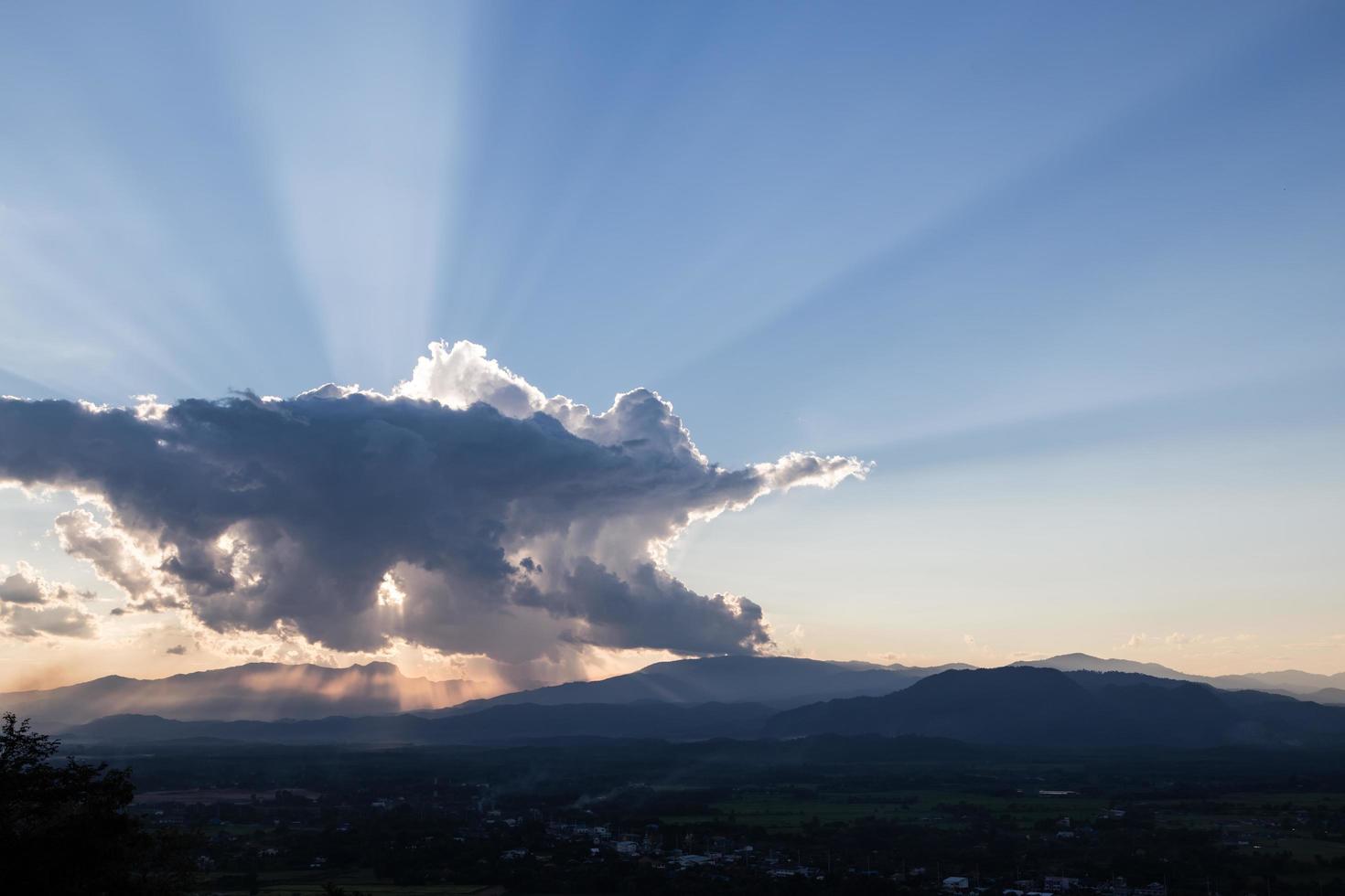 sonnenaufgang mit wolken, licht und strahlen foto