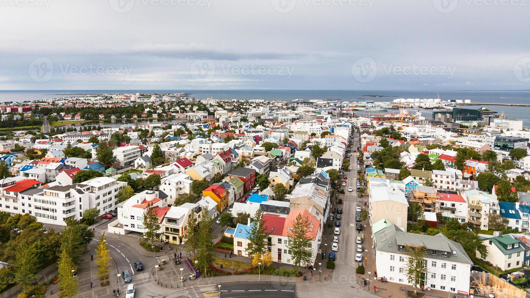 Luftaufnahme von Skolavordustigur in Reykjavik foto