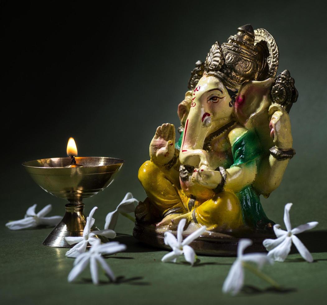 Hindu-Gott Ganesha auf dunklem Hintergrund foto