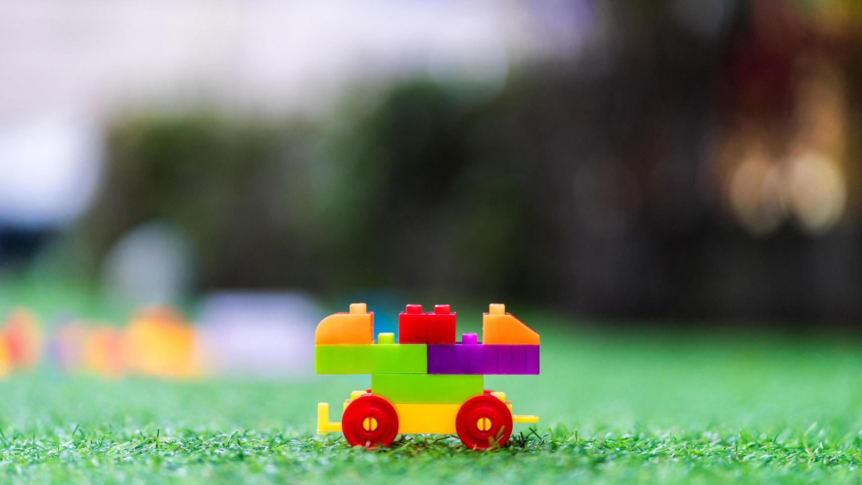 buntes Plastikspielzeug auf Spielplatz foto