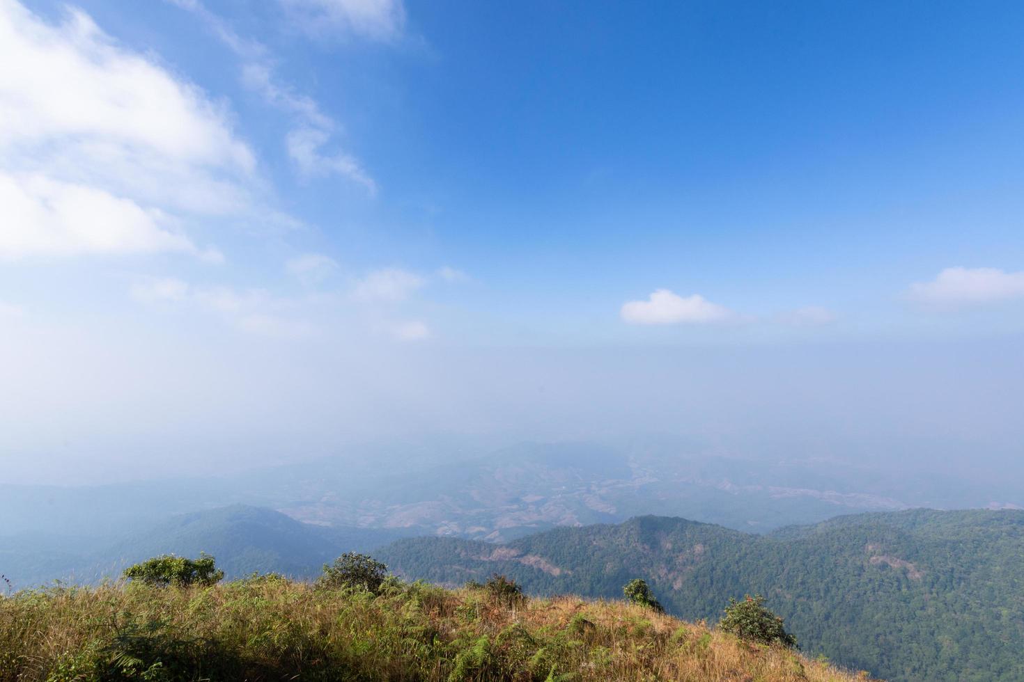 natürliche aussichten und bäume am kew mae pan trail, thailand foto