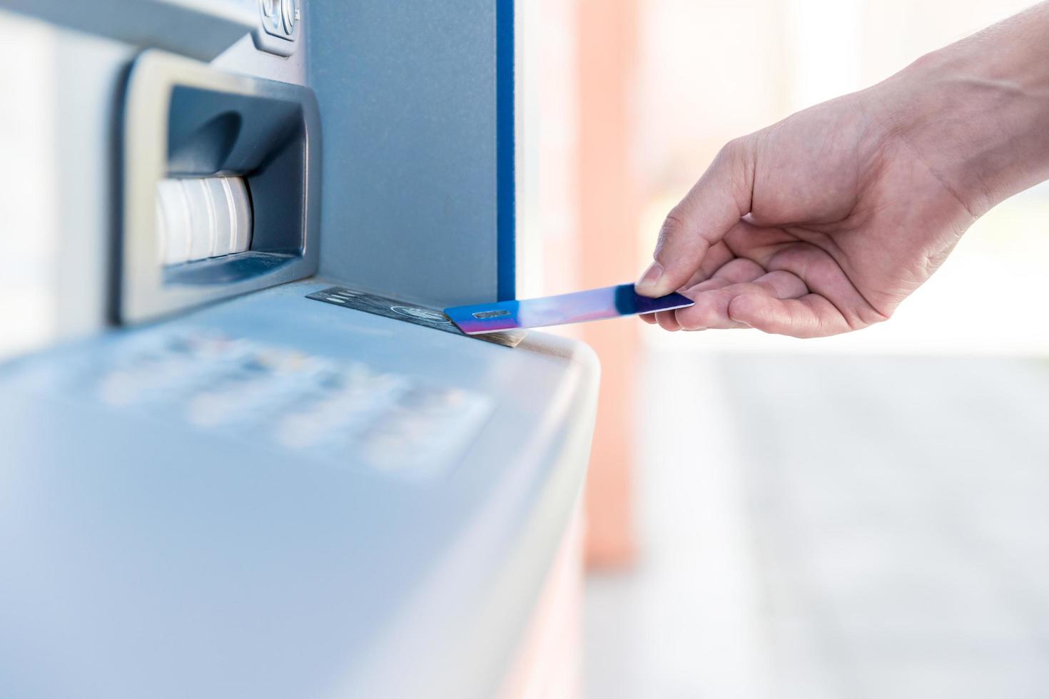 drahtlose Abhebung von einem Geldautomaten per Kreditkarte foto