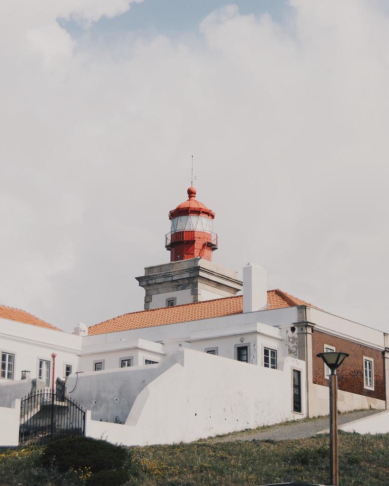 Leuchtturm auf einem Hügel in Portugal foto