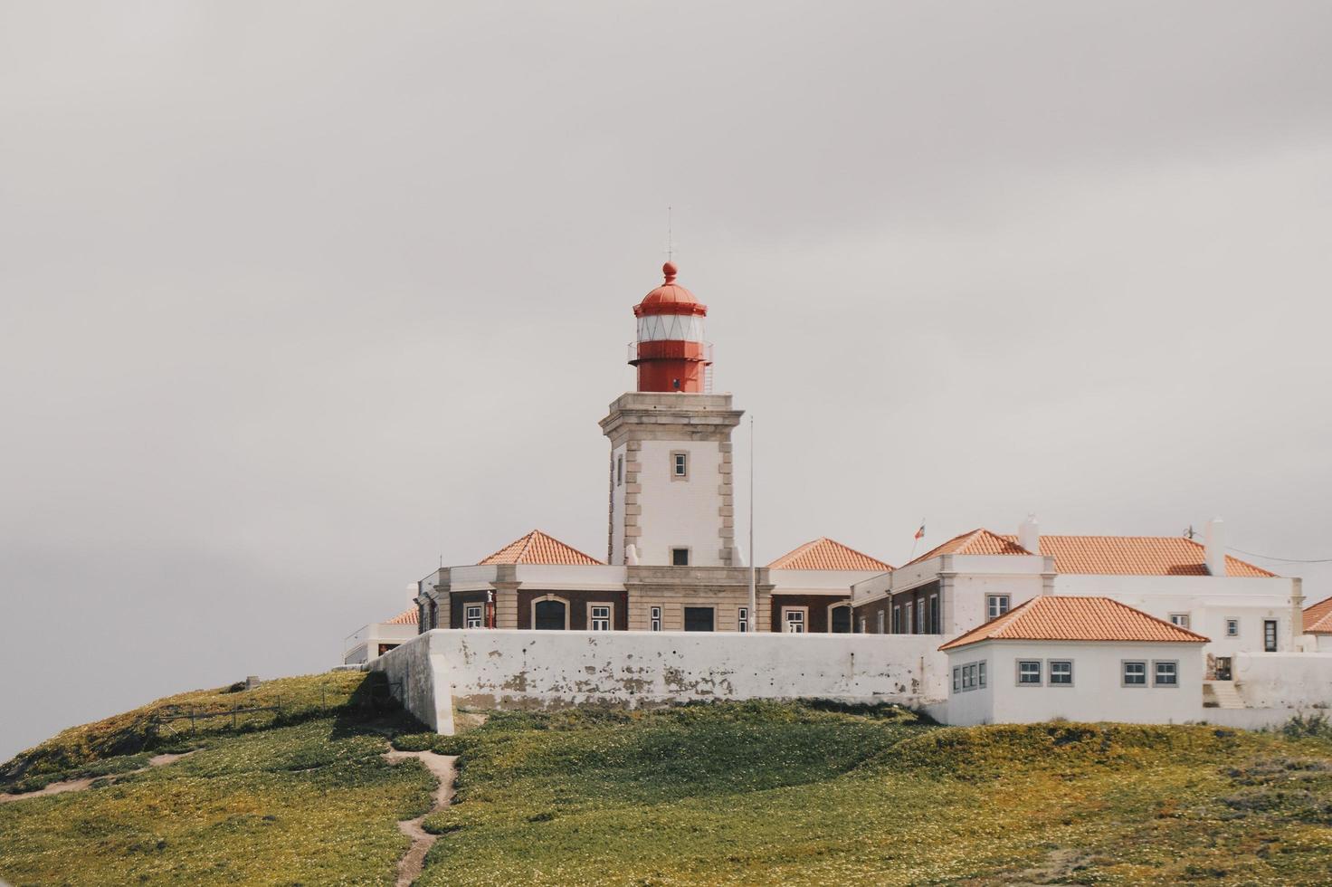 weißer Leuchtturm auf einem Hügel in Portugal foto
