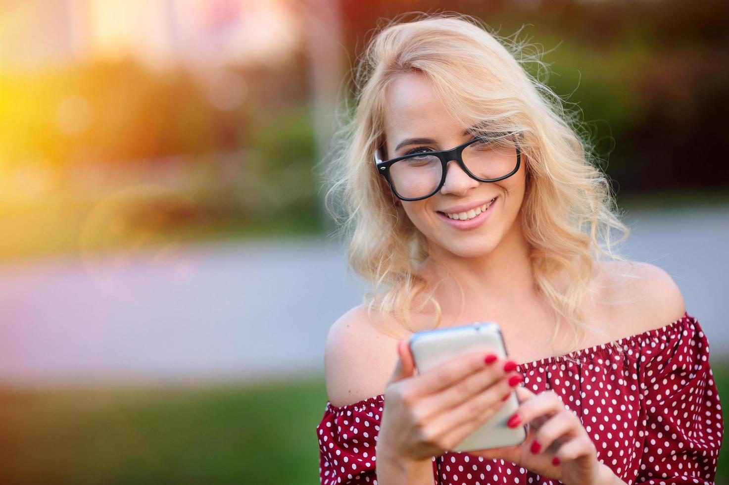 Porträt der lächelnden jungen Frau im Freien foto