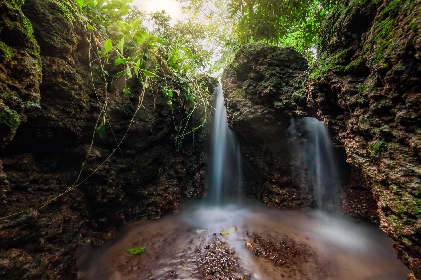 Wasserfall in den Wäldern von Thailand foto