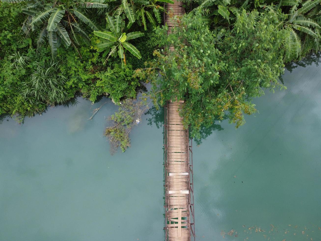 Holzbrücke über Wasser foto