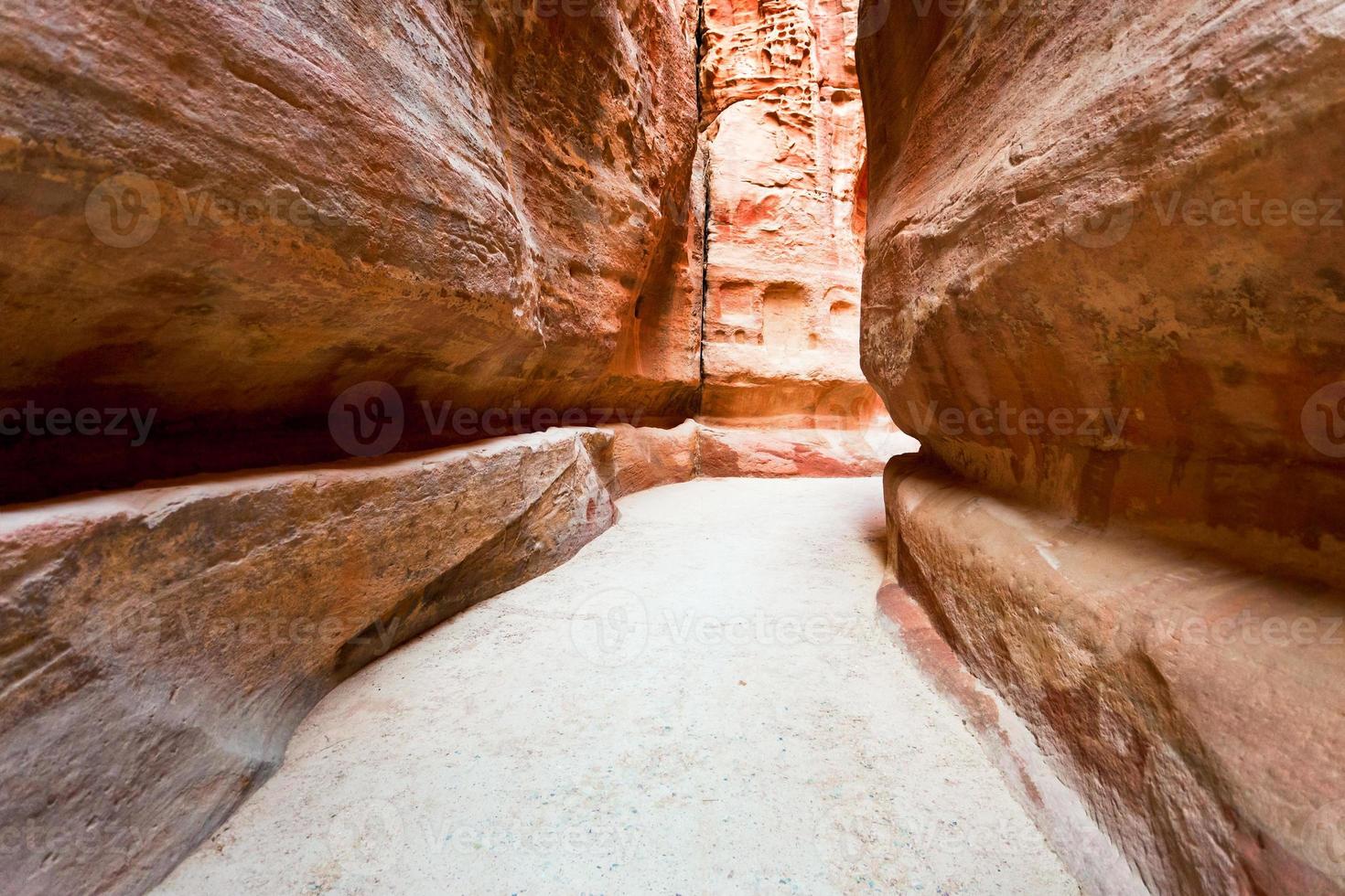 der siq - die enge schlucht zur altertümlichen stadt petra foto