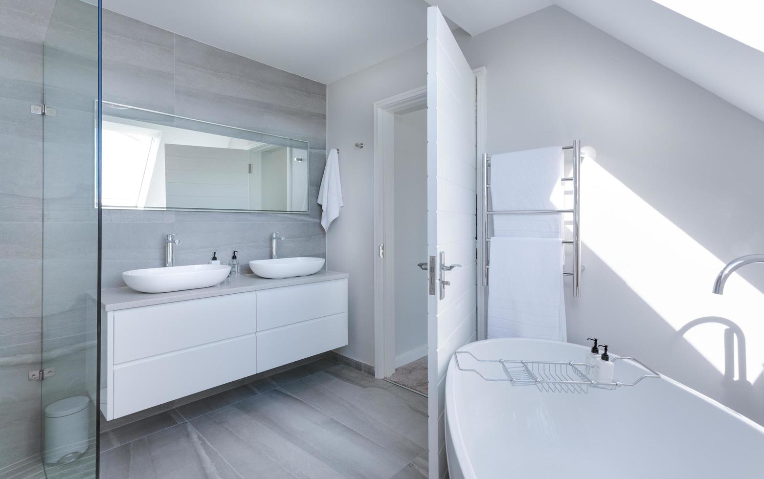 weiße und graue Badezimmerausstattung foto