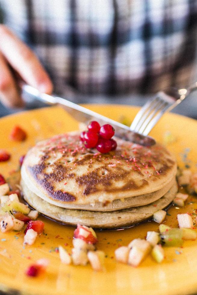 Kirschpfannkuchen auf gelbem Teller foto