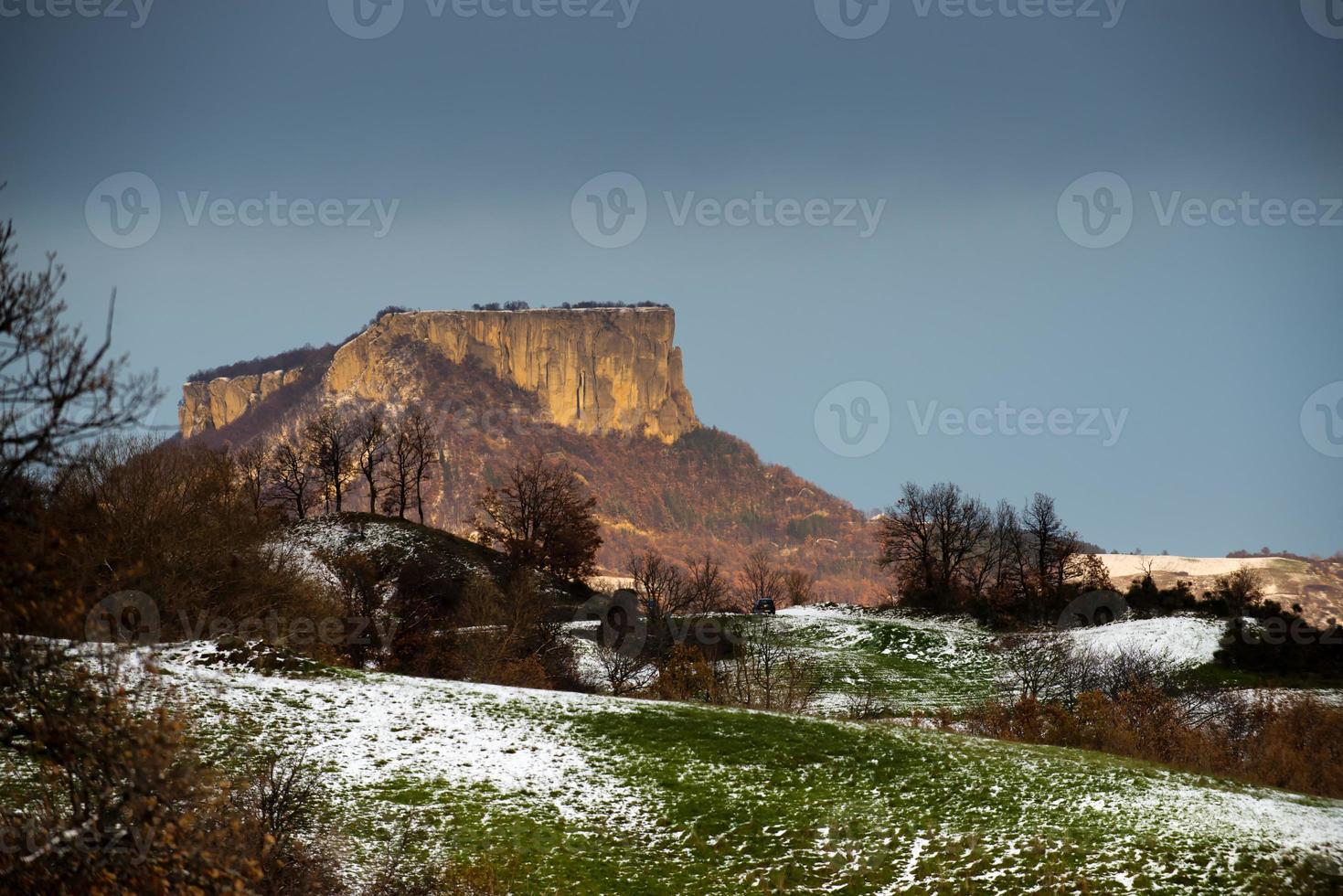 Der flache Steinberg in Italien bei Sonnenuntergang im Winter foto