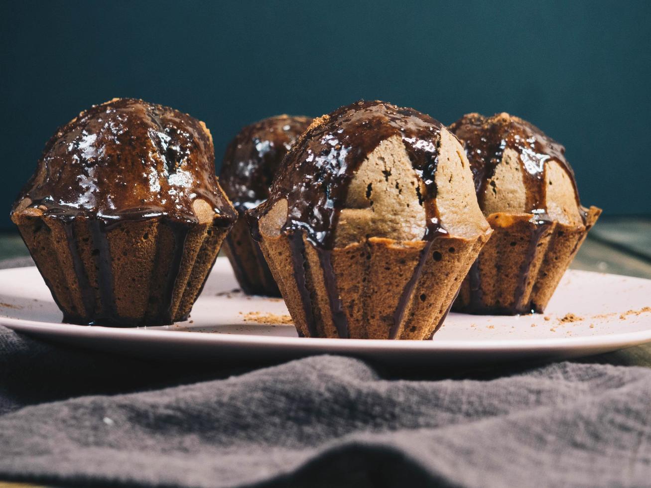 Nahaufnahme der Platte mit Schokoladenmuffins foto