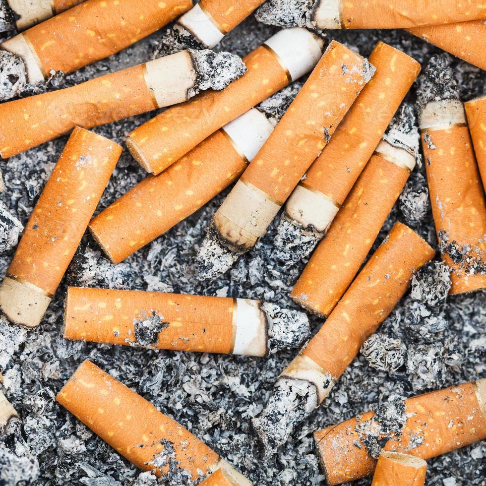 Hintergrund aus Zigarettenstummeln und Asche foto