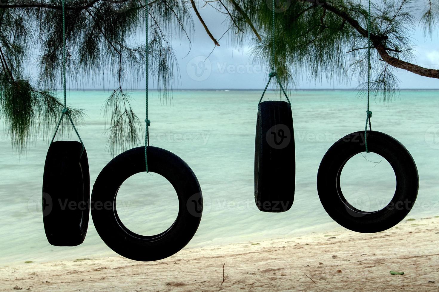 Reifen Spielzeug Wippe Schaukel am tropischen Strandparadies foto